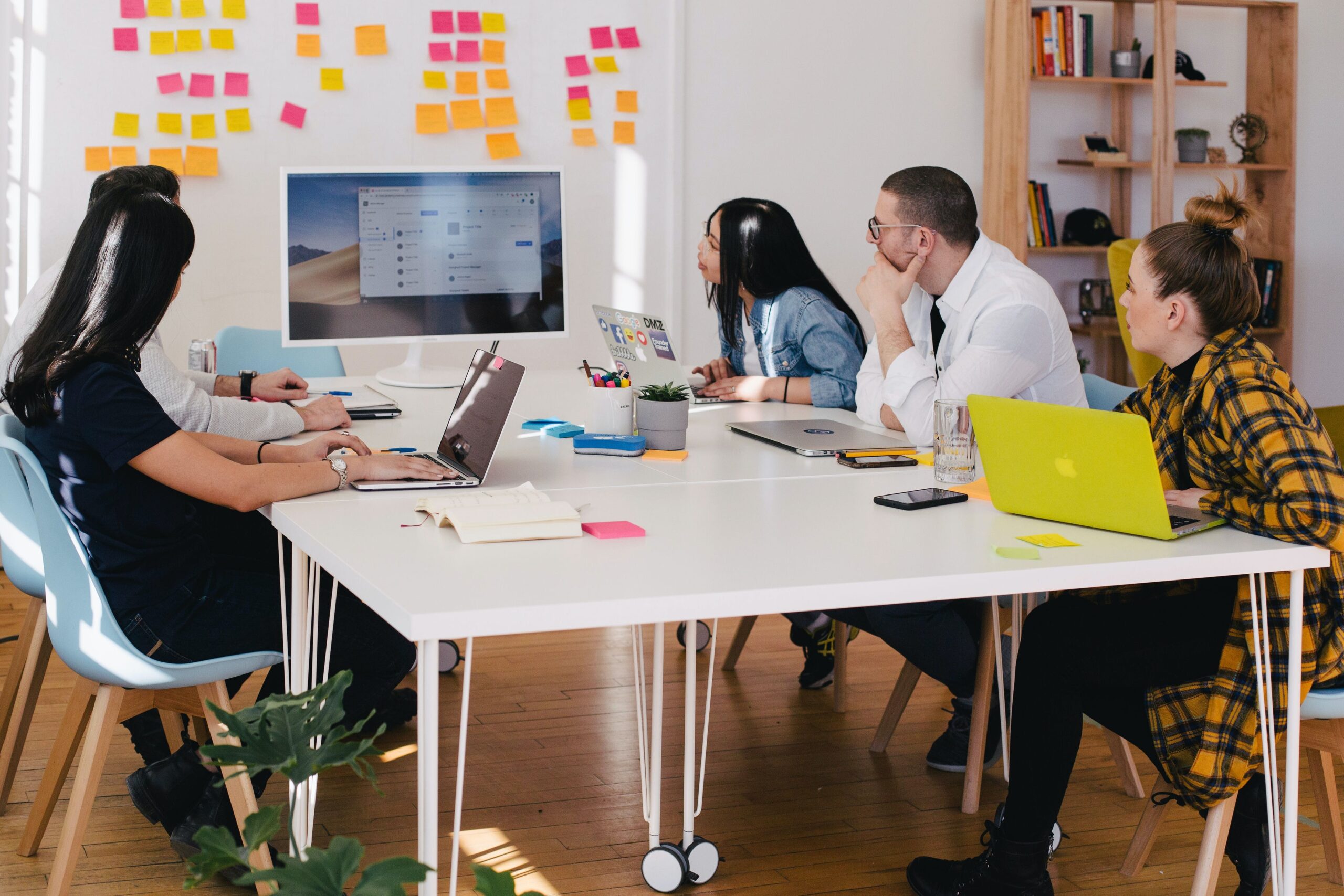 Grupo de profesionales de Recursos Humanos haciendo analítica de personas