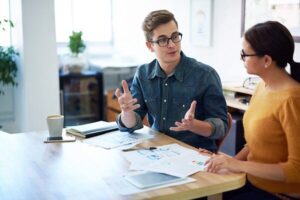 Los programas de capacitación y mentorías son una de las estrategias de desarrollo profesional más extendidas 