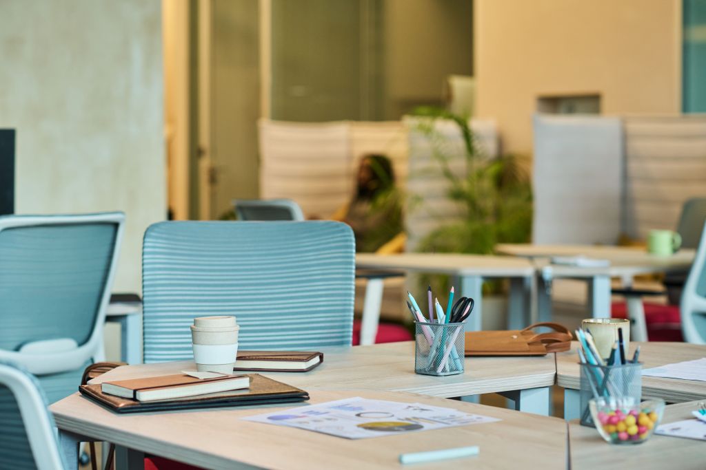Espacio de trabajo vacío tras un despido colectivo