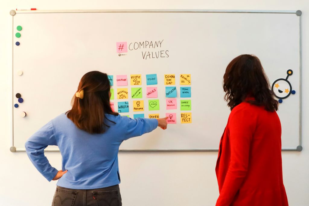 Trabajadores de recursos humanos diseñando una buena cultura de empresa
